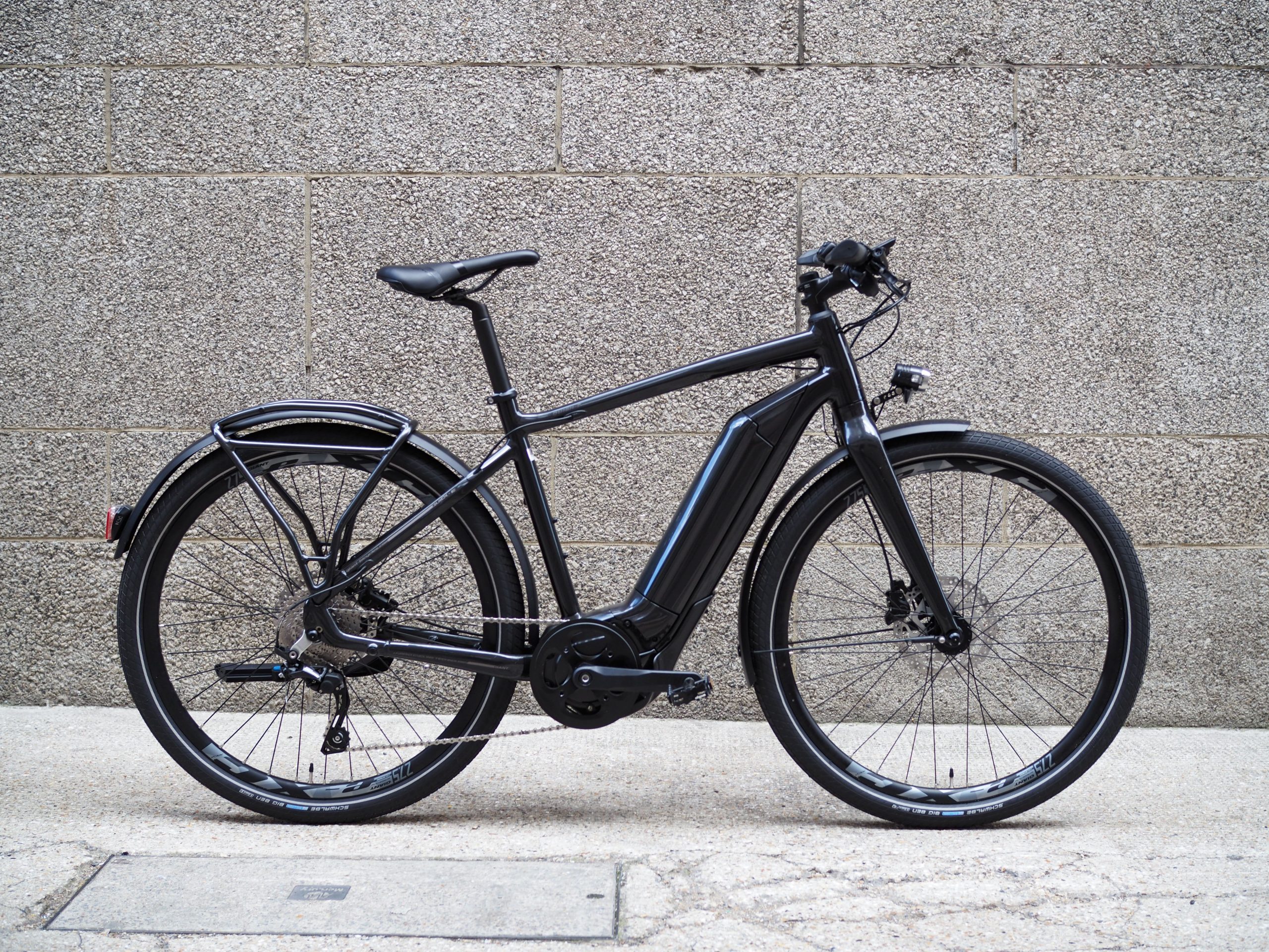 Giant Quick E+ na tle miejskiej ulicy - nowoczesny design elektrycznego roweru